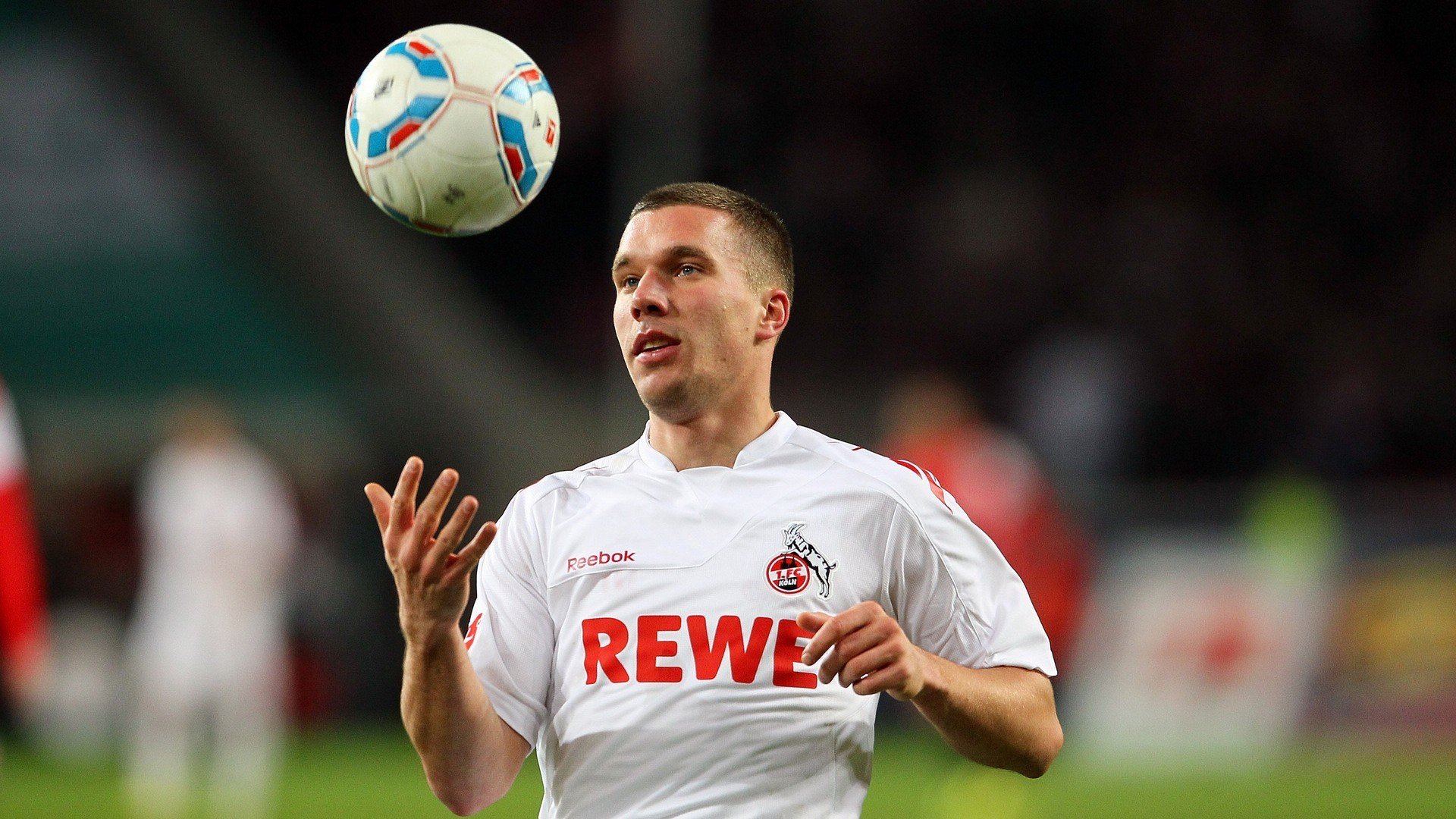 体育球队客场表现稳健获好评，球场队员分布